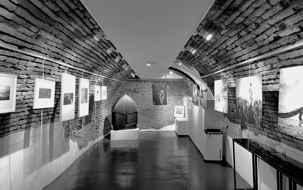 Photo de la salle d'exposition au sous-sol de la galerie 21